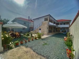 a backyard of a house with a table and some plants at Pe Colț in Vama Veche