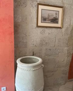 um WC branco num quarto com uma fotografia na parede em Le Cherche Midi - Appartement centre historique d'Uzès em Uzès