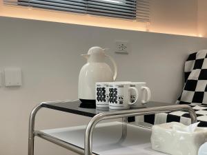 a shelf in a kitchen with two cups on it at 金門且停民宿 可包棟 好停車 近市區 in Jinning
