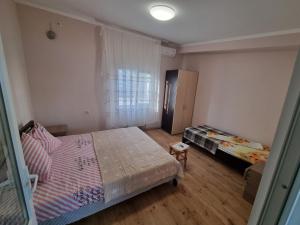 una camera da letto con due letti e una finestra di 1 квартира с видом на море a Odessa