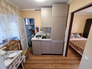 Piccola camera con cucina e letto di 1 квартира с видом на море a Odessa