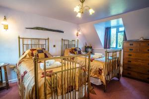 a bedroom with two bunk beds and a dresser at Lower Mill 2 Cottage Broadway in Broadway