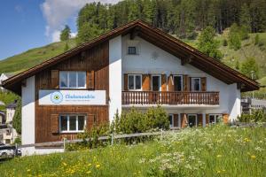 a house with a grass roof at Hotel Chalamandrin in Ftan