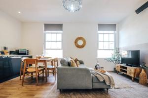 uma sala de estar com um sofá e uma mesa em Principality View Apartment Two, by Solace Stays em Cardiff