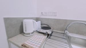 ein kleines Gerät, das auf einer Theke in einer Küche sitzt in der Unterkunft STAY Napa Living Studios in Ayia Napa