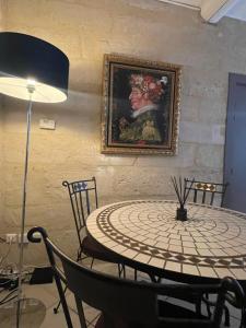 jadalnia ze stołem i obrazem na ścianie w obiekcie Le Cherche Midi - Appartement centre historique d'Uzès w mieście Uzès +18 zdjęć