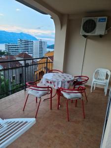 uma mesa e cadeiras numa varanda com vista em Apartment Tamara em Budva