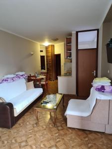 um quarto de hotel com duas camas e uma mesa em Apartment Tamara em Budva
