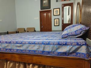 1 dormitorio con 1 cama con edredón azul en Little prince guest house & homestay, en Bikaner