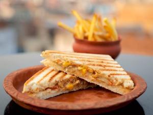 um prato com uma sanduíche e batatas fritas em Ram Bhawan Residency em Varanasi