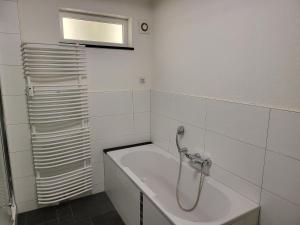 Ένα μπάνιο στο Top ausgestattetes drei Zimmer Apartment mit großer Sonnenterrasse +9 φωτογραφίες