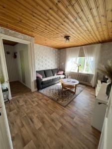 sala de estar con sofá y mesa en Arvika, Centralt en Arvika