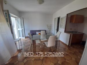 uma sala de estar com mesa e cadeiras em Villa Rita em Peschici