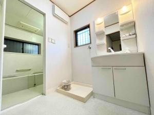 ห้องน้ำของ 鶴橋駅徒歩2分 トイレ浴室複数あり3階建て一軒家車庫付き