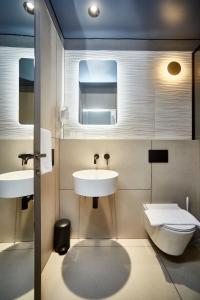 Koupelna v ubytování Ultramarinn Hotel + 37 fotografií