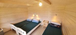 una vista aérea de un dormitorio en una cabaña de madera en Jõekääru Camping, en Valgeranna