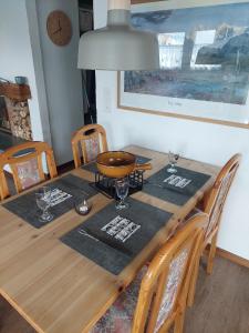 een eettafel met stoelen en een houten tafel met een tafel bij Ferien in der Region Lenzerheide in Lenz
