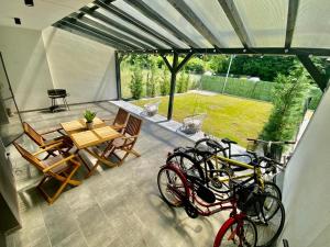 een groep fietsen geparkeerd op een patio bij Dekan Forest Apartments Timisoara in Dumbrăviţa