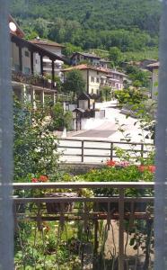 balcone con panchina e vista sulla città. di Ca' Rosa a Trento