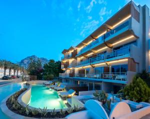 コリンビアにあるKolymbia Bay Art Boutique Hotel - Adults Onlyのスイミングプール付きのホテルの外観