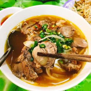 Thôn Dương Xuân HạにあるIRIS HILL VILLAの肉野菜入りのスープ