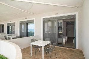 een kamer met een tafel en stoelen en een bed bij Hotel Saranda International in Sarandë