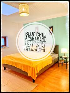 - une chambre avec un lit muni d'un panneau dans l'établissement Blue Chili 21 - Großzügige Altbauwohnung bis 7 Personen WLAN Balkon, à Magdebourg