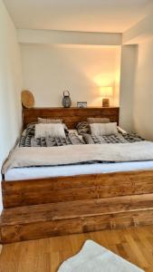 1 cama grande de madera en una habitación con en Tatry Ela Big apartment en Vysoké Tatry