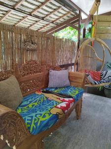 Cette chambre comprend un canapé et une chaise. dans l'établissement Tiki House, à Bora Bora