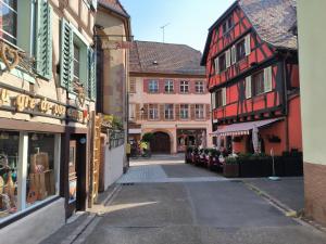 una calle vacía en una ciudad con edificios en Appartements - 1 mn du centre, en Ribeauvillé