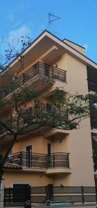 un edificio con balconi e un albero di fronte ad esso di Romantica mansardina in centro città a Pescara