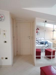 uma sala com um quarto com uma cama e uma porta em Romantica mansardina in centro città em Pescara