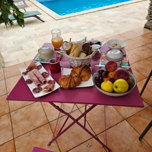 un tavolo viola con un vassoio di cibo sopra di Le Mas De Cocagne a Saint-Maximin-la-Sainte-Baume
