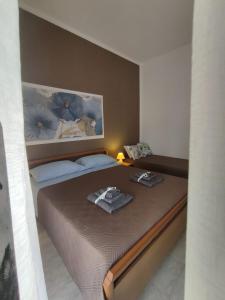 1 dormitorio con 1 cama grande en La Dormidera, en Alghero