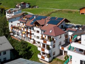 un grupo de casas con paneles solares en sus tejados en Hotel Garni Philipp en Serfaus