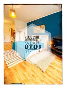 - un salon avec un système moderne d'hiver dans une résidence de détente bleue dans l'établissement Blue Chili 03 - Magdeburg Business Apartment - Wifi, à Magdebourg