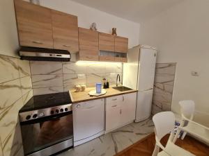Virtuvė arba virtuvėlė apgyvendinimo įstaigoje Riva Del Mare