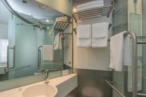 BreakFree on Cashel, an Accor Hotel的一间浴室