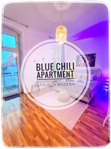 ein Zimmer mit einem blauen Chill-Apartment mit Holzboden in der Unterkunft Blue Chili 04 - MD Top City Apartment - WiFi in Magdeburg