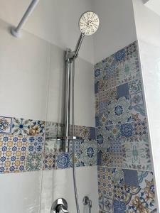 羅馬的住宿－Casa Saida，浴室设有蓝色和白色瓷砖淋浴。