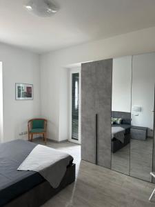 羅馬的住宿－Casa Saida，一间卧室配有一张床和一面镜子