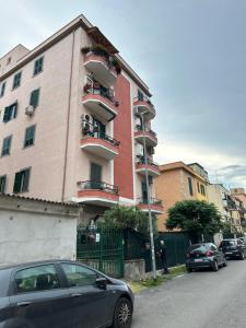 羅馬的住宿－Casa Saida，停在高楼前的汽车
