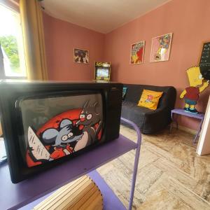 sala de estar con TV y dibujos animados en Gîte Aventure, logement entier + escape game !, en Verzenay
