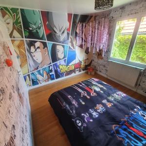 1 dormitorio con un mural de superhéroes en la pared en Gîte Aventure, logement entier + escape game !, en Verzenay