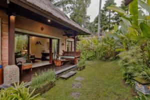 una veranda di una casa con giardino di Teja Lokha Ubud Villa ad Ubud