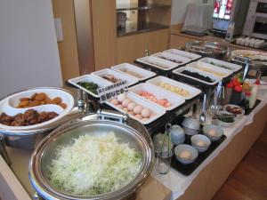 ein Buffet mit vielen verschiedenen Speisen auf der Theke in der Unterkunft Hotel Nishi In Fujisan in Fuji