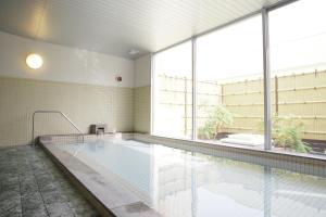 una piscina en un edificio con una ventana grande en Hotel Nishi In Fujisan, en Fuji