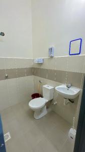 AZALiA HOMESTAYMUSLIM TELUK INTAN في تيلوك إنتان: حمام مع مرحاض ومغسلة