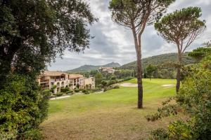 a view of a golf course with trees and houses at Magic mer in Saint-Raphaël