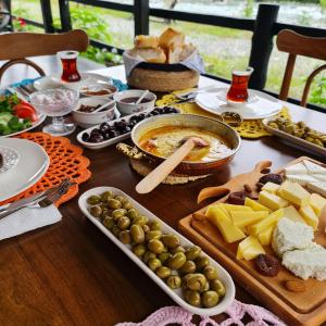 einen Tisch mit vielen verschiedenen Lebensmitteln in der Unterkunft Vice's Konağı in Fındıklı
